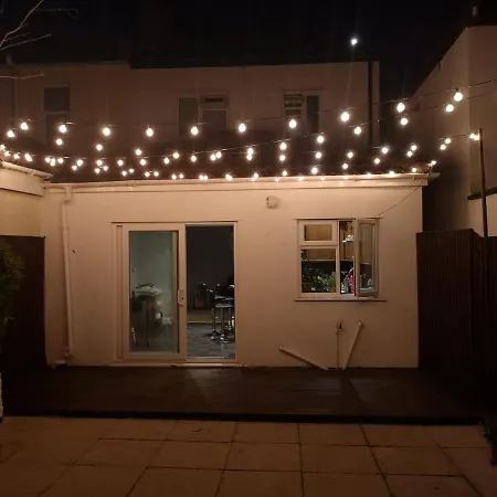 3 Bedroom And Garden In North Ferienhaus