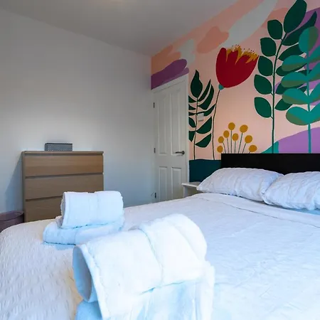 3 Bedroom And Garden In North Casa vacanze *