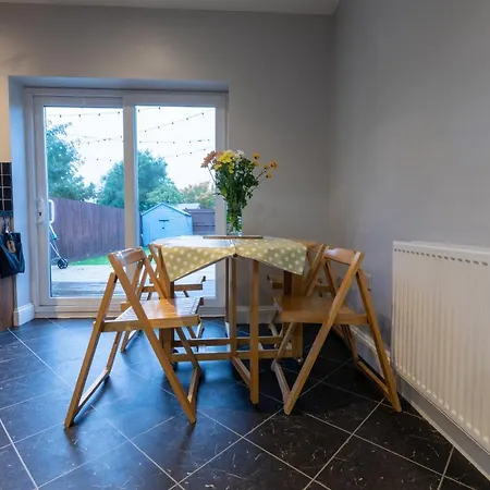 3 Bedroom And Garden In North * Bristol