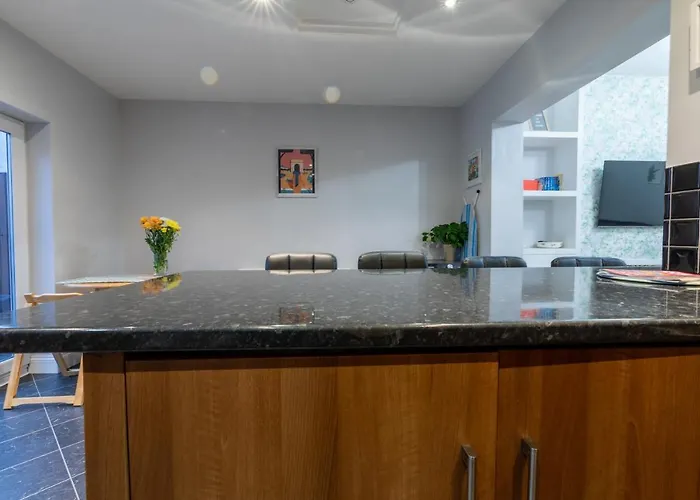 3 Bedroom And Garden In North Ferienhaus *