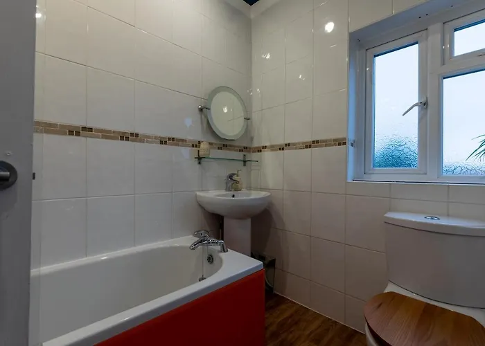 3 Bedroom And Garden In North Casa vacanze